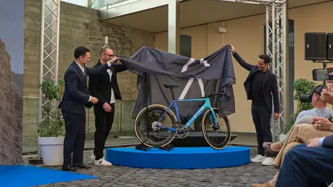 Alberto Contador presenta su nueva bicicleta en Tenerife Alberto Contador presenta su nueva bicicleta en Tenerife