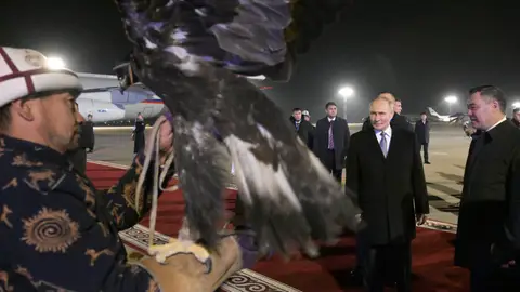 El presidente ruso, Vladimir Putin, llega a Bishkek. El presidente ruso, Vladimir Putin, llega a Bishkek.