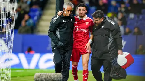 El centrocampista del Sevilla Rubén Vargas (c) se retira lesionado, durante el partido de LaLiga contra el Espanyol El centrocampista del Sevilla Rubén Vargas (c) se retira lesionado, durante el partido de LaLiga contra el Espanyol