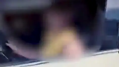 Graba a su hijo de 10 años al volante en Irún y lo sube a redes Graba a su hijo de 10 años al volante en Irún y lo sube a redes