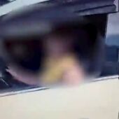 Graba a su hijo de 10 años al volante en Irún y lo sube a redes