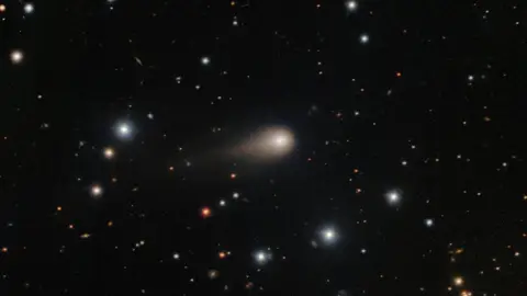 Cola creciente del cometa interestelar 3I/ATLAS Cola creciente del cometa interestelar 3I/ATLAS