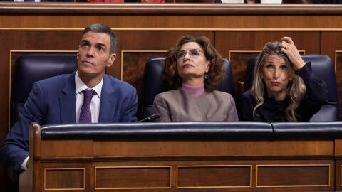  El presidente del Gobierno, Pedro S&aacute;nchez y las vicepresidentas primera, Mar&iacute;a Jes&uacute;s Montero (c) y segunda, Yolanda D&iacute;az,