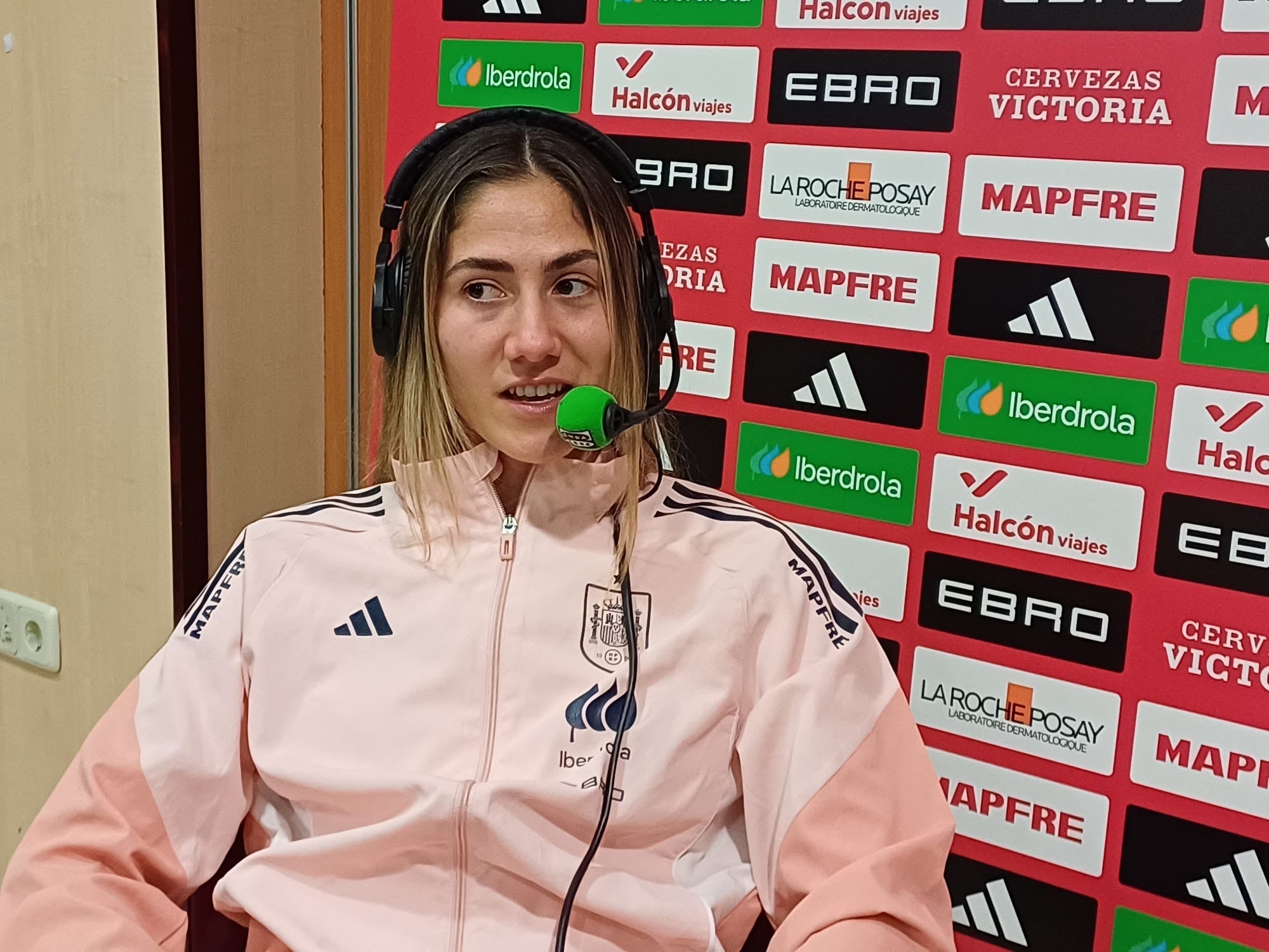 Laia Aleixandri: "Jugar en el Metropolitano y poder levantar un título con la selección es especial" Laia Aleixandri: "Jugar en el Metropolitano y poder levantar un título con la selección es especial"