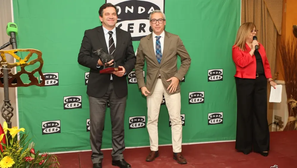 Miguel Ángel Valverde entrega el premio a Diego Ortega, de la Escuela Taurina de Ciudad Real Miguel Ángel Valverde entrega el premio a Diego Ortega, de la Escuela Taurina de Ciudad Real