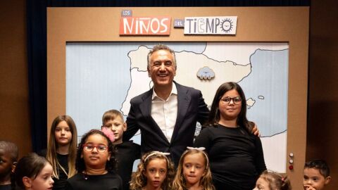 Roberto Brasero con niños y niñas de la FSI Roberto Brasero con niños y niñas de la FSI