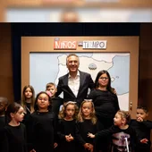 Roberto Brasero con niños y niñas de la FSI Roberto Brasero con niños y niñas de la FSI