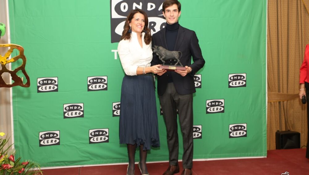 Samuel Navalón junto a la vicepresidenta de la Diputación, María Jesús Pelayo