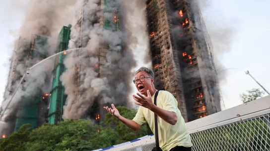 Las llamas envuelven los andamios de bambú en varios edificios del complejo residencial Wang Fuk Court, en Tai Po Las llamas envuelven los andamios de bambú en varios edificios del complejo residencial Wang Fuk Court, en Tai Po