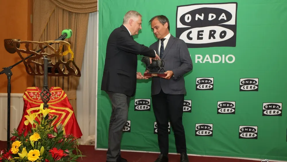 Nacho Lloret recibe el premio de manos del alcalde de Ciudad Real Nacho Lloret recibe el premio de manos del alcalde de Ciudad Real