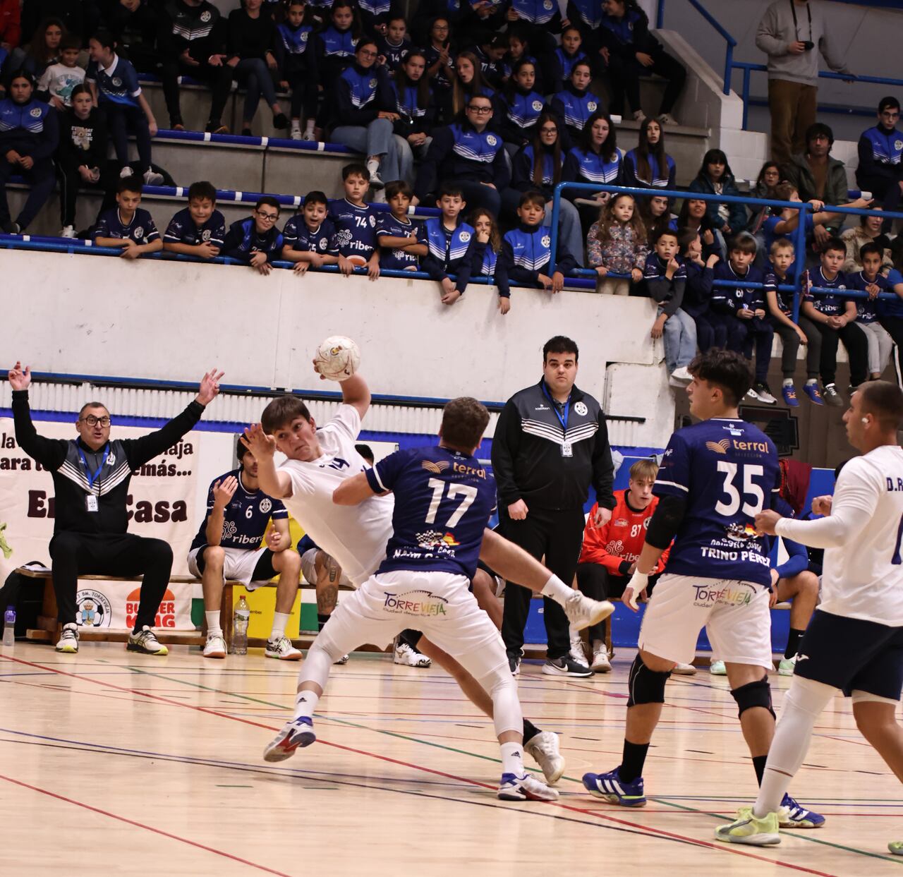 El Balonmano Mare Nostrum Torrevieja supera al UCAM Murcia en un buen partido El Balonmano Mare Nostrum Torrevieja supera al UCAM Murcia en un buen partido