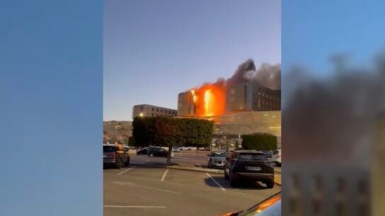 Evac&uacute;an el hospital Santa Luc&iacute;a de Cartagena por un incendio en la terraza y la fachada