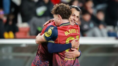 Stoichkov y Soriano celebran el primer gol de Albacete. Stoichkov y Soriano celebran el primer gol de Albacete.