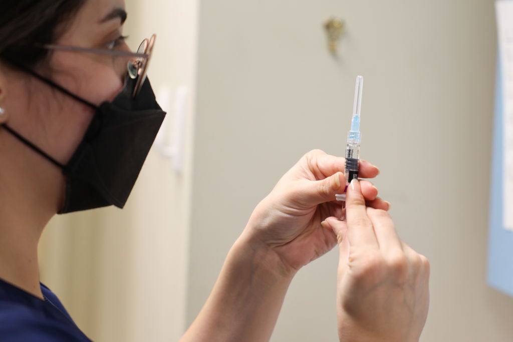 Un experto en microbiología alerta sobre la llegada de la gripe: "La vacunación es la barrera más eficaz"