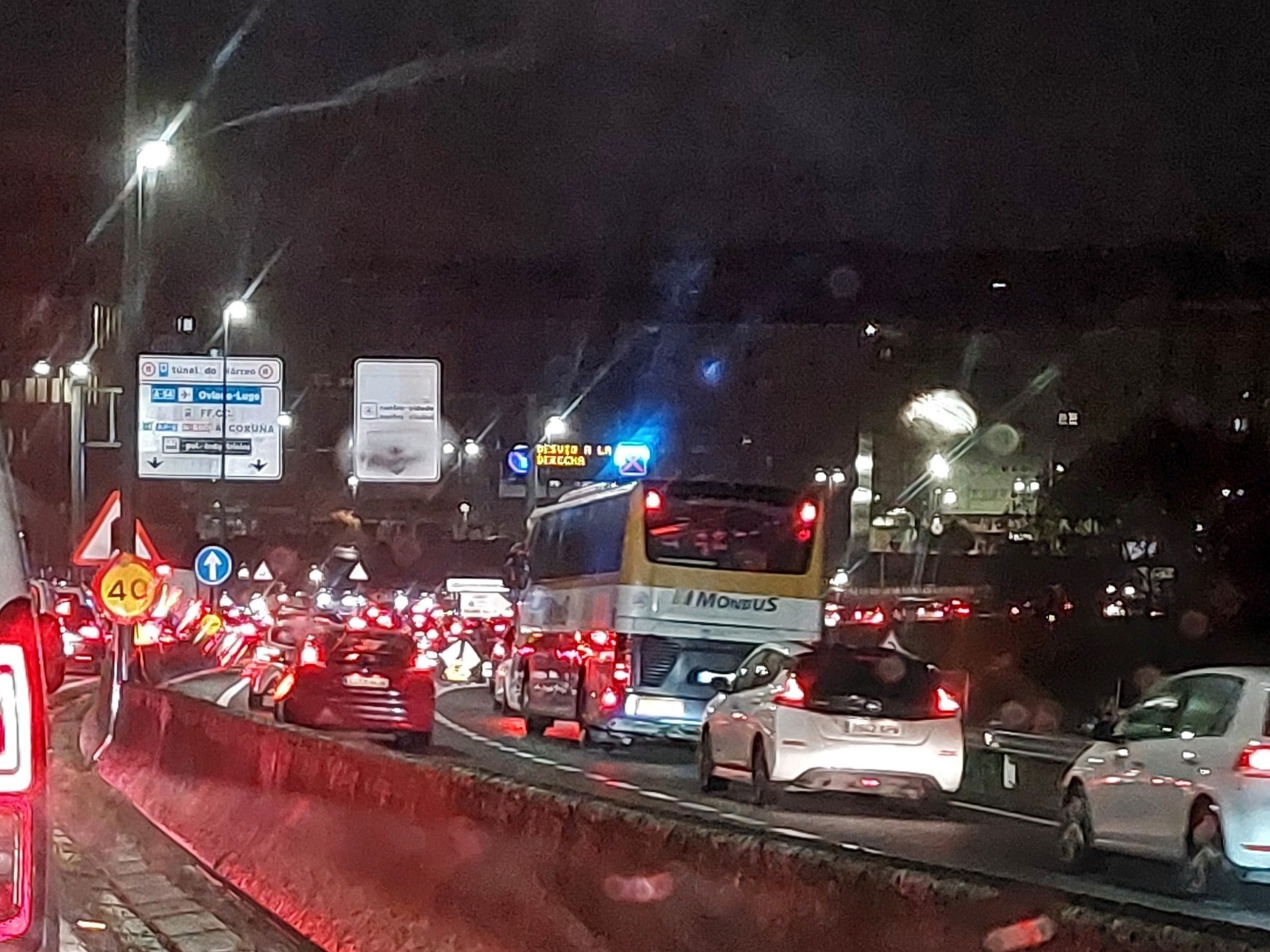 La falta de agentes vuelve a cerrar el túnel del Hórreo de Santiago y la alcaldesa Goretti Sanmartín censura esta "medida de presión" La falta de agentes vuelve a cerrar el túnel del Hórreo de Santiago y la alcaldesa Goretti Sanmartín censura esta "medida de presión"