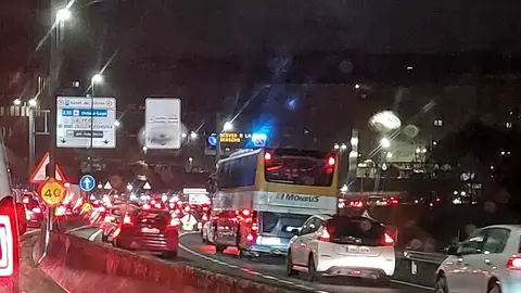 La falta de agentes vuelve a cerrar el túnel del Hórreo de Santiago y la alcaldesa Goretti Sanmartín censura esta "medida de presión" La falta de agentes vuelve a cerrar el túnel del Hórreo de Santiago y la alcaldesa Goretti Sanmartín censura esta "medida de presión"