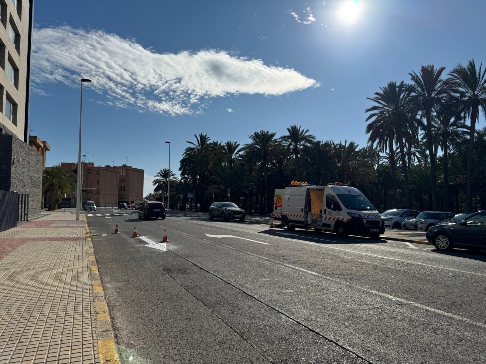 El repintado de la señalización horizontal llega en Elche al barrio Los Palmerales y la pedanía de Las Bayas El repintado de la señalización horizontal llega en Elche al barrio Los Palmerales y la pedanía de Las Bayas