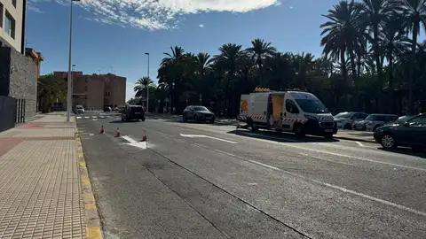 Trabajos de repintado de la señalización horizontal en el barrio Los Palmerales de Elche. Trabajos de repintado de la señalización horizontal en el barrio Los Palmerales de Elche.