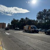 Trabajos de repintado de la señalización horizontal en el barrio Los Palmerales de Elche.
