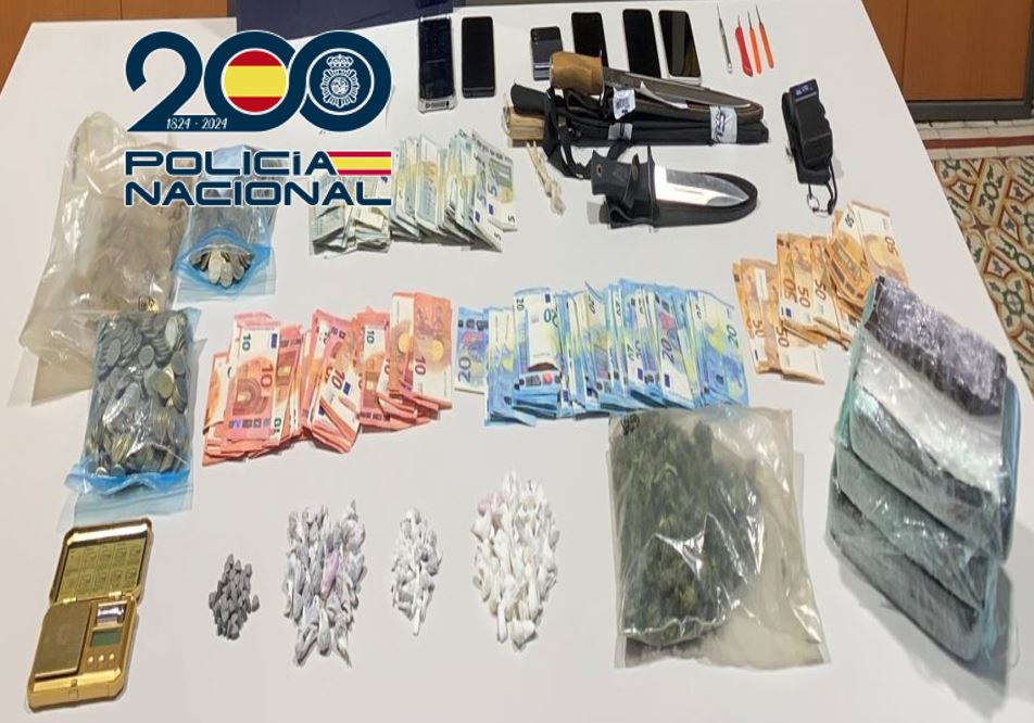 Desmantelados tres puntos de venta de droga en Baza con seis detenidos y un amplio arsenal de sustancias incautadas Desmantelados tres puntos de venta de droga en Baza con seis detenidos y un amplio arsenal de sustancias incautadas