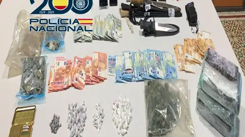 Desmantelados tres puntos de venta de droga en Baza con seis detenidos y un amplio arsenal de sustancias incautadas Desmantelados tres puntos de venta de droga en Baza con seis detenidos y un amplio arsenal de sustancias incautadas