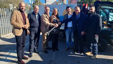 Los concejales y representantes junto a uno de los nuevos vehículos Los concejales y representantes junto a uno de los nuevos vehículos