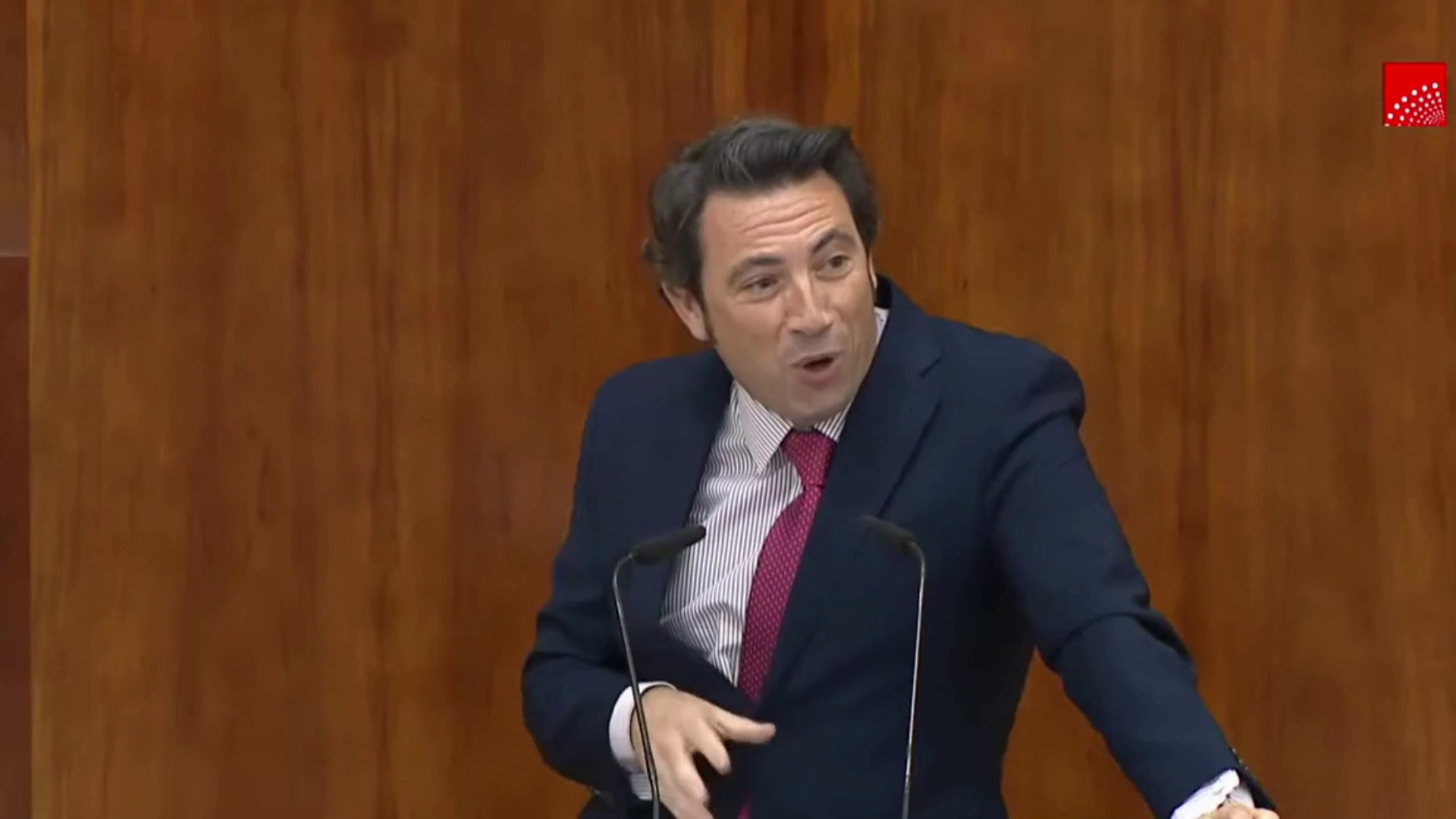 Bronca en la Asamblea de Madrid tras las palabras de un diputado del PP: "Verlos así a mí me pone" Bronca en la Asamblea de Madrid tras las palabras de un diputado del PP: "Verlos así a mí me pone"