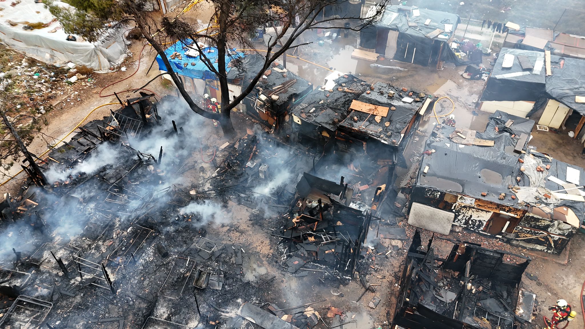 Arden 25 chabolas en un fuego agravado por el viento en la carretera de Las Peñas Arden 25 chabolas en un fuego agravado por el viento en la carretera de Las Peñas