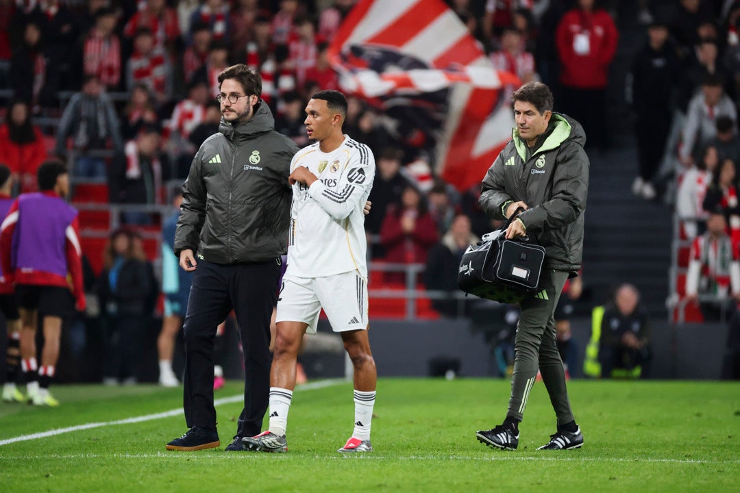 Trent abandona el terreno de juego lesionado Trent abandona el terreno de juego lesionado