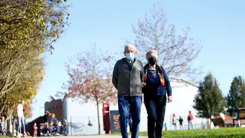 Mayores de Cantabria con una mascarrilla Mayores de Cantabria con una mascarrilla gripe