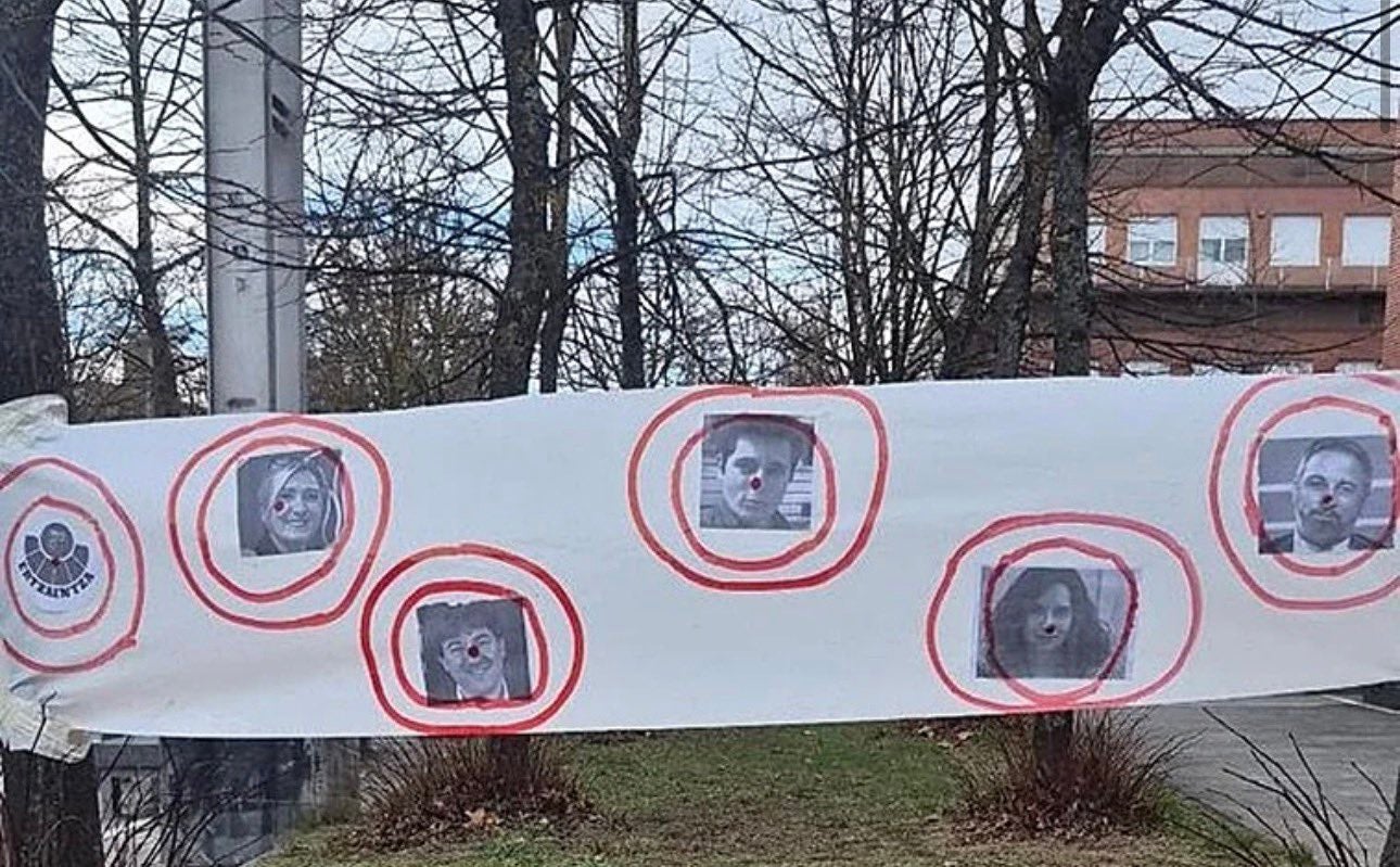 EH Bildu rechaza 'sin ambages' la pancarta en Vitoria donde se señala con una diana al líder del PSE-EE EH Bildu rechaza 'sin ambages' la pancarta en Vitoria donde se señala con una diana al líder del PSE-EE