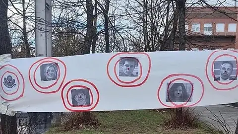 Pancartas con dianas aparecida en el campus alavés de la EHU Pancartas con dianas aparecida en el campus alavés de la EHU