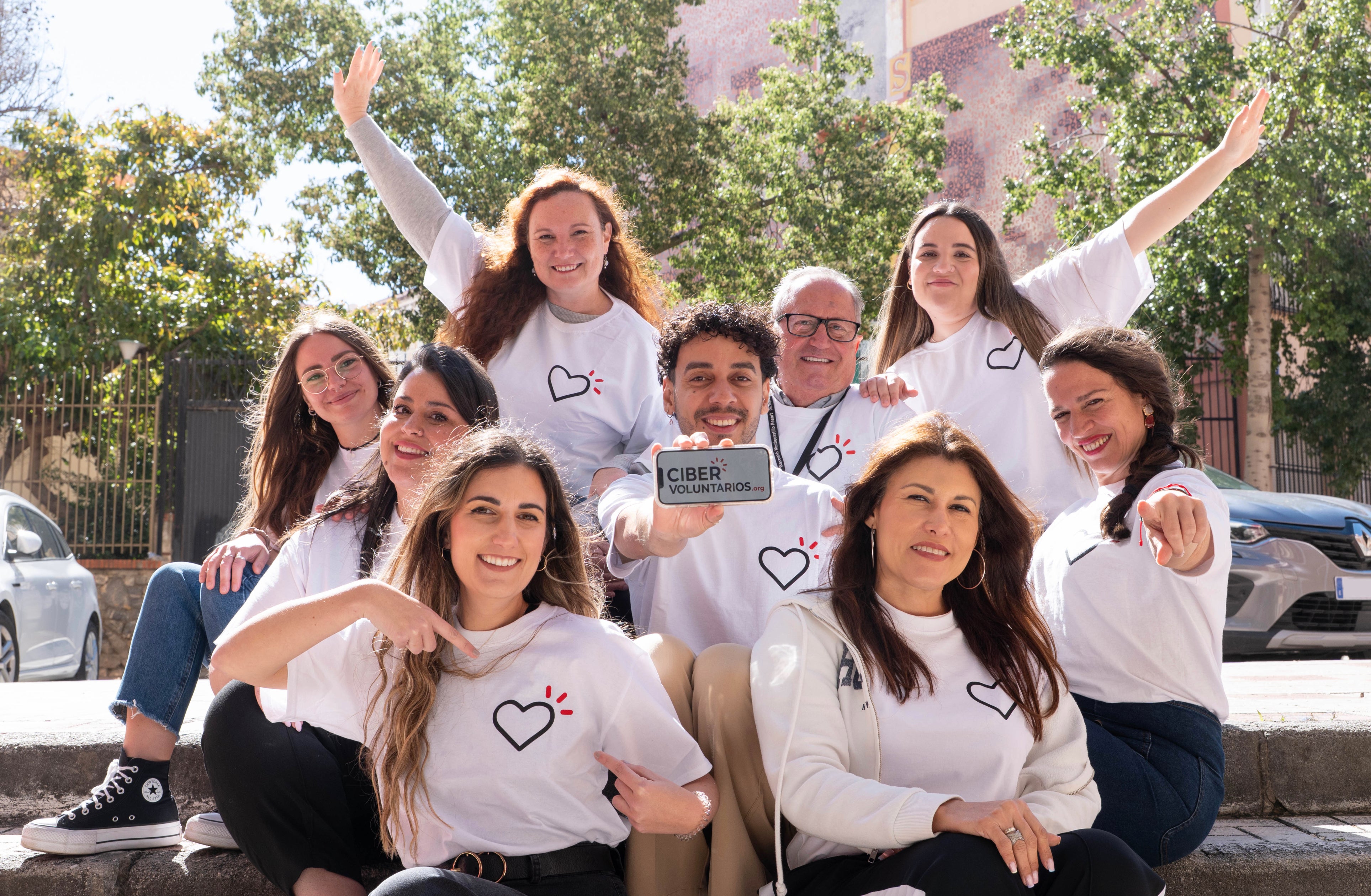 Ayudar con la tecnología también cuenta: descubre cómo convertirte en cibervoluntario/a Ayudar con la tecnología también cuenta: descubre cómo convertirte en cibervoluntario/a