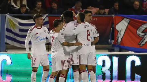 Los jugadores del Sevilla celebran el 0-2 conseguido durante el partido correspondiente a la segunda ronda de la Copa del Rey que CD Extremadura y Sevilla FC disputan este jueves en el estadio Francisco de la Hera. Los jugadores del Sevilla celebran el 0-2 conseguido durante el partido correspondiente a la segunda ronda de la Copa del Rey que CD Extremadura y Sevilla FC disputan este jueves en el estadio Francisco de la Hera.