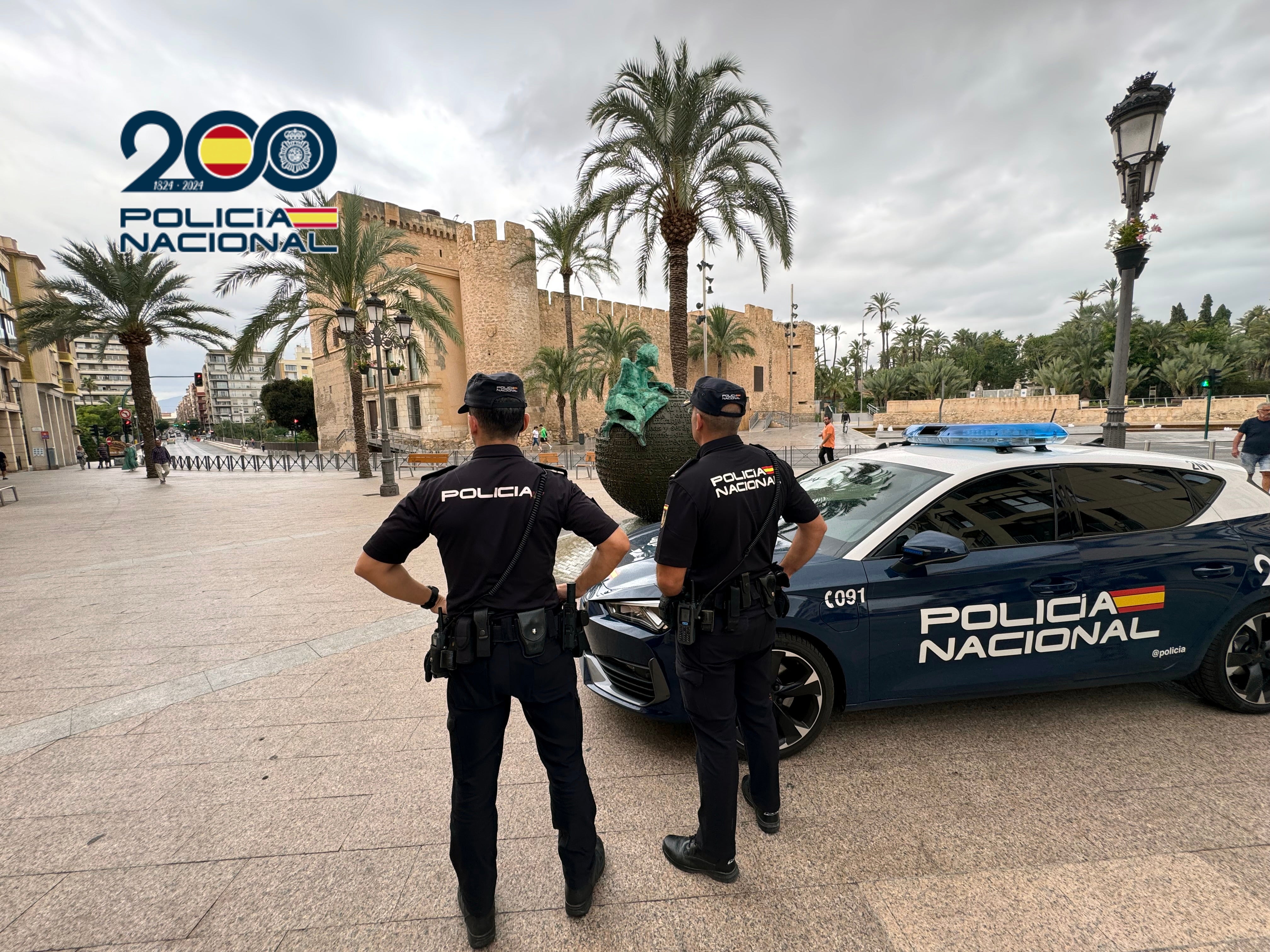 La Policía Nacional detiene en Elche a cuatro personas por una estafa masiva de bonos de estética que asciende a 46.000 euros La Policía Nacional detiene en Elche a cuatro personas por una estafa masiva de bonos de estética que asciende a 46.000 euros