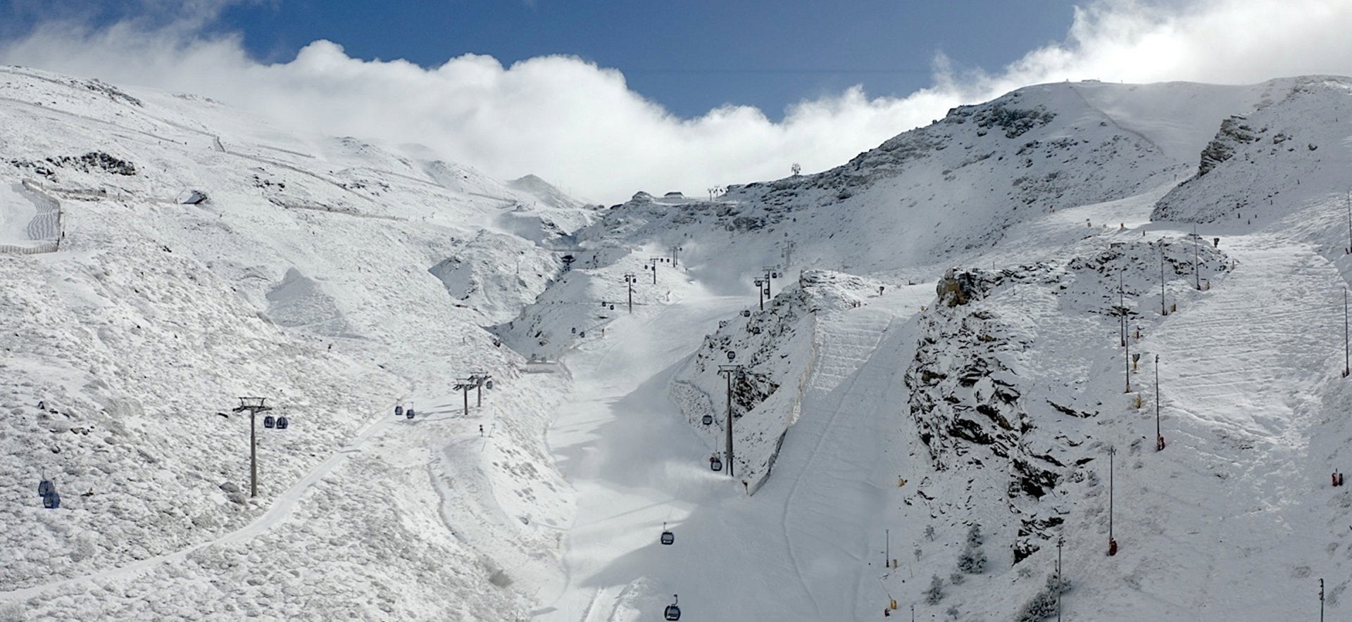 Sierra Nevada prepara 18 kilómetros de pistas para el puente con los hoteles al 70% de ocupación Sierra Nevada prepara 18 kilómetros de pistas para el puente con los hoteles al 70% de ocupación