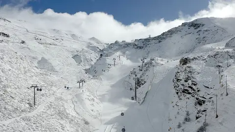 Sierra Nevada prepara 18 kilómetros de pistas para el puente con los hoteles al 70% de ocupación Sierra Nevada prepara 18 kilómetros de pistas para el puente con los hoteles al 70% de ocupación