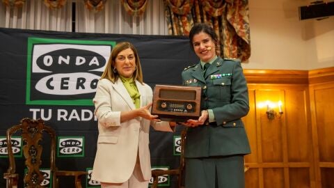 María José Sáenz de Buruaga junto a la teniente coronel María Pilar Villasante