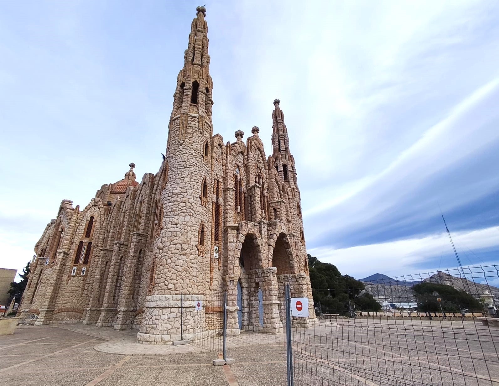 Novelda cierra el Santuario de Santa María Magdalena tras la aparición de grietas en una de sus torres Novelda cierra el Santuario de Santa María Magdalena tras la aparición de grietas en una de sus torres