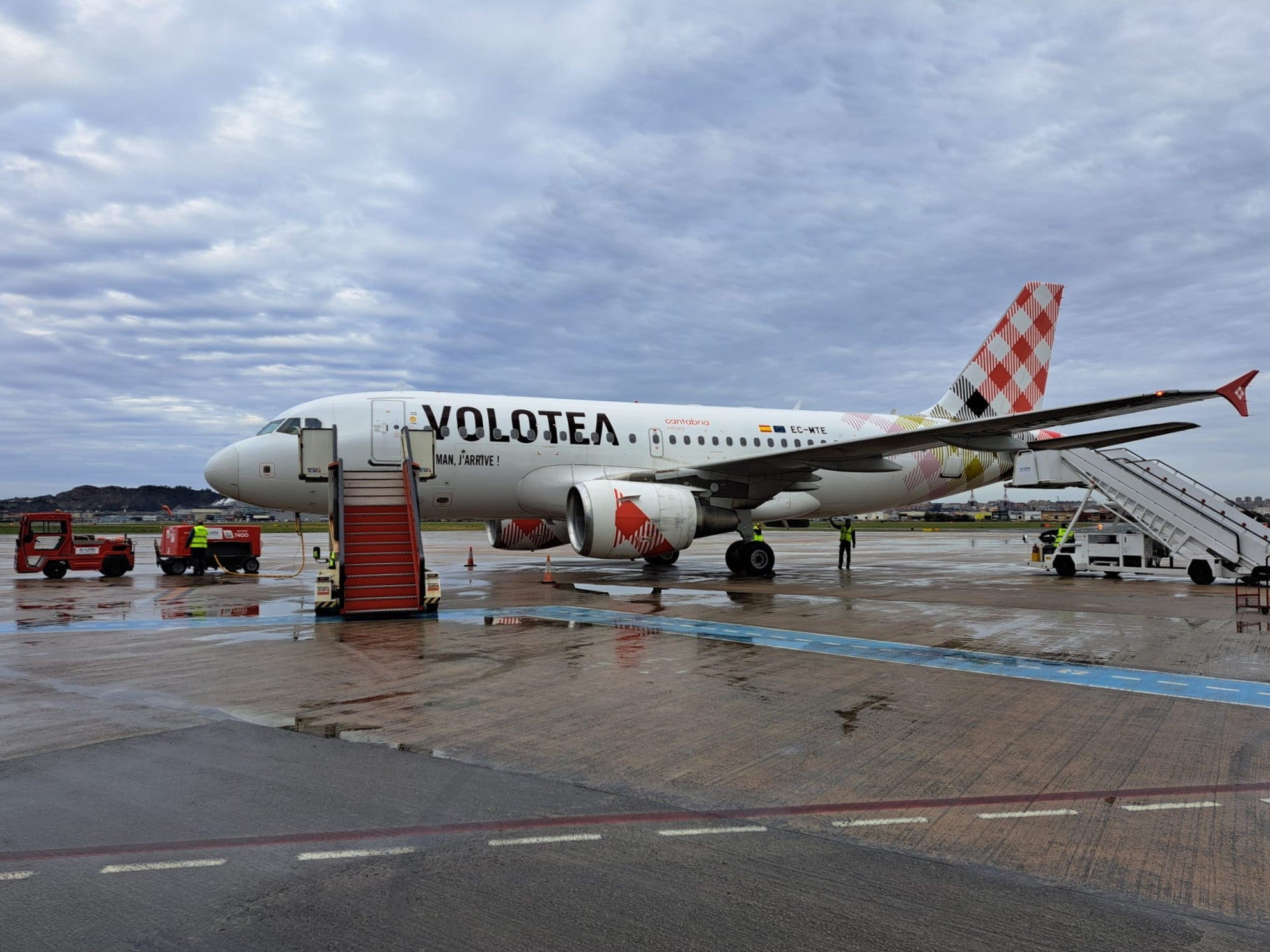 Avión de Volotea en el aeropuerto Seve Ballesteros Avión de Volotea en el aeropuerto Seve Ballesteros