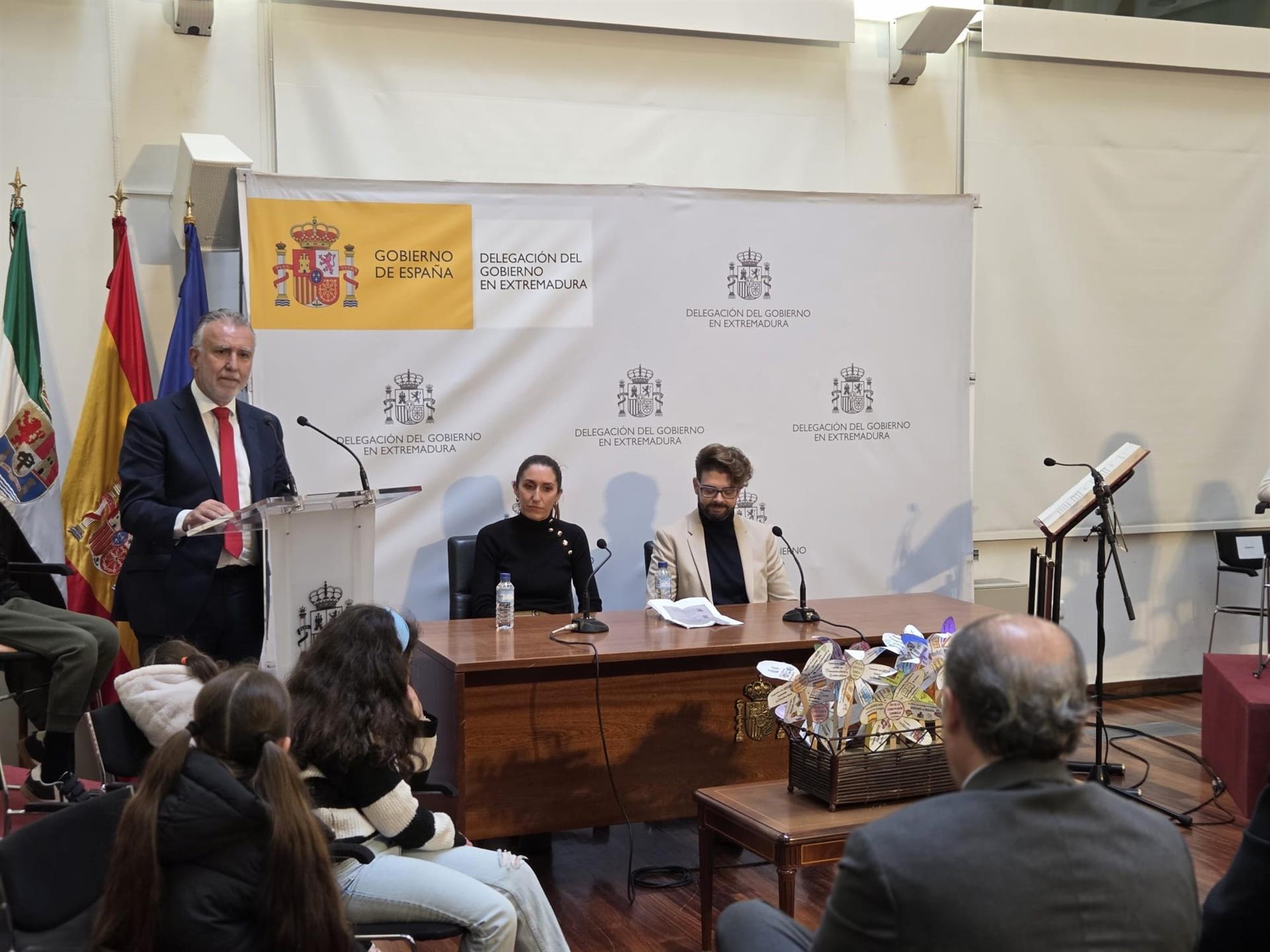 Ángel Víctor Torres defiende la Constitución como el texto que "unió, reunió" y "volvió a unir" a los españoles Ángel Víctor Torres defiende la Constitución como el texto que "unió, reunió" y "volvió a unir" a los españoles