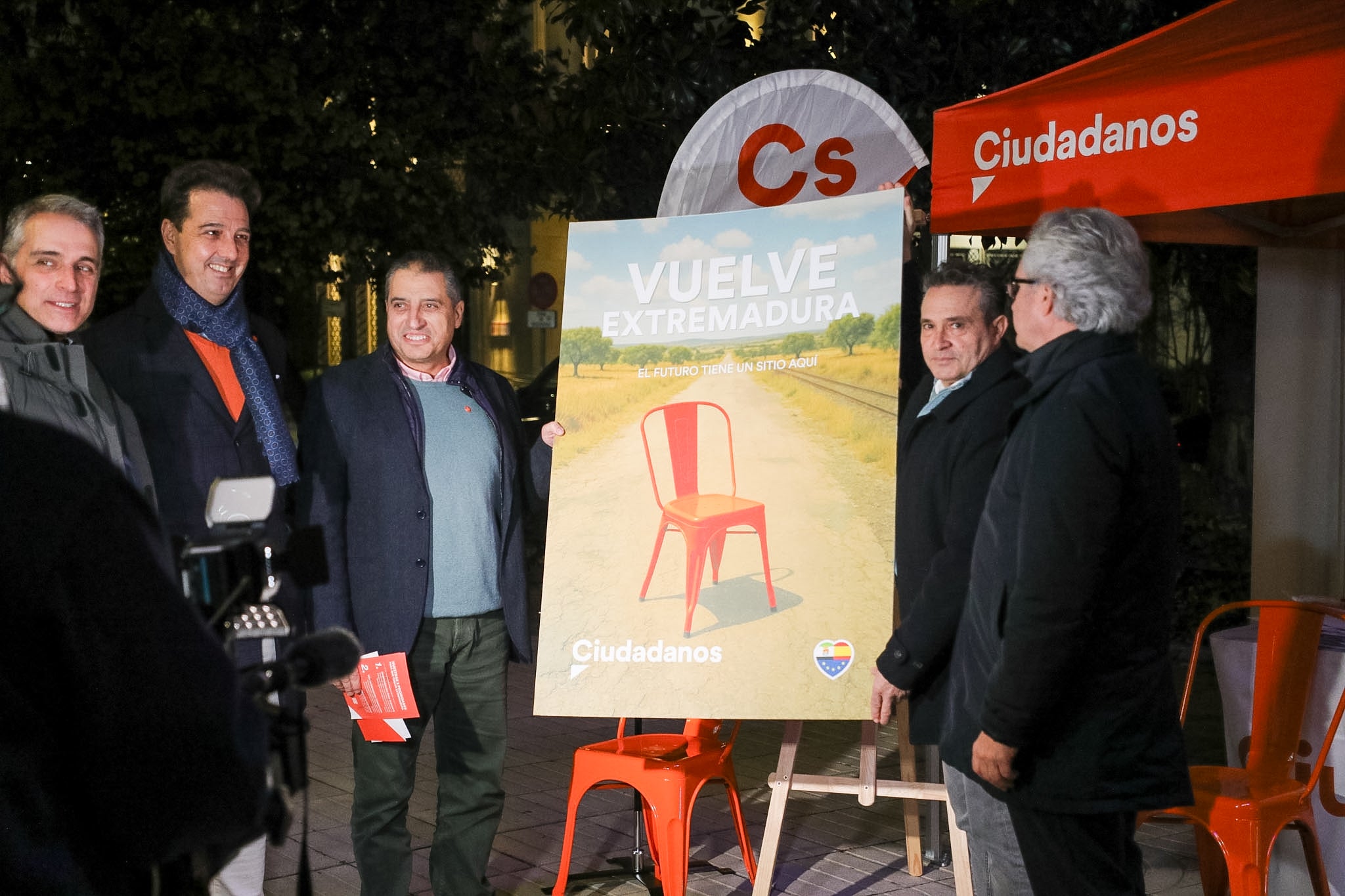 Ciudadanos llama a “hacer volver Extremadura” con una campaña marcada por "las sillas vacías de miles de extremeños" Ciudadanos llama a “hacer volver Extremadura” con una campaña marcada por "las sillas vacías de miles de extremeños"