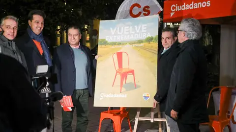 Ciudadanos llama a “hacer volver Extremadura” con una campaña marcada por "las sillas vacías de miles de extremeños" Ciudadanos llama a “hacer volver Extremadura” con una campaña marcada por "las sillas vacías de miles de extremeños"