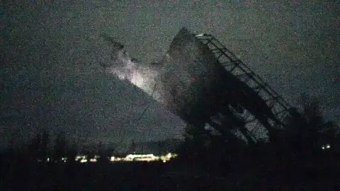Ernai presume de derribar el último toro de Osborne que quedaba en Euskadi Ernai presume de derribar el último toro de Osborne que quedaba en Euskadi