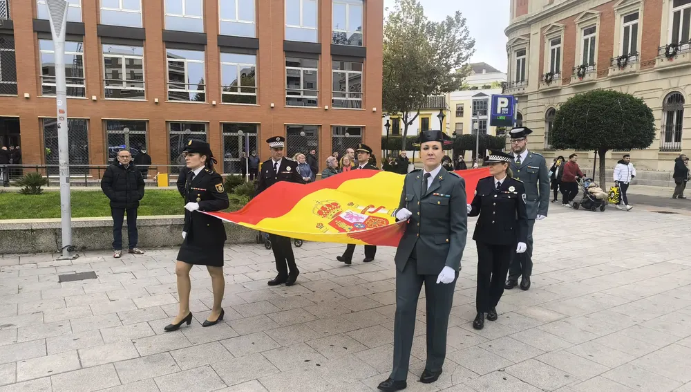 La bandera de España ha sido portada por miembros de las fuerzas y cuerpos de seguridad La bandera de España ha sido portada por miembros de las fuerzas y cuerpos de seguridad