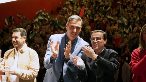 El presidente del Gobierno y secretario general del PSOE, Pedro S&aacute;nchez (c), asiste un acto pol&iacute;tico celebrado este jueves en Plasencia (C&aacute;ceres) 