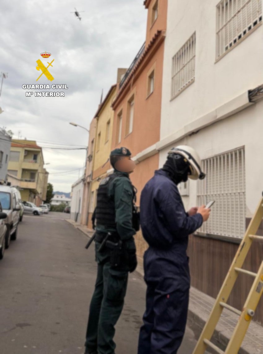Dos detenidos en Almassora por un cultivo de marihuana "Indoor" Dos detenidos en Almassora por un cultivo de marihuana "Indoor"