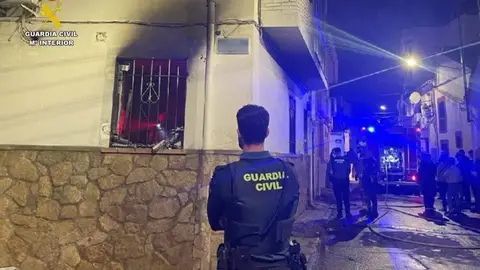 Atendidas dos personas con quemaduras tras un incendio en una vivienda en Navalmoral de la Mata Atendidas dos personas con quemaduras tras un incendio en una vivienda en Navalmoral de la Mata