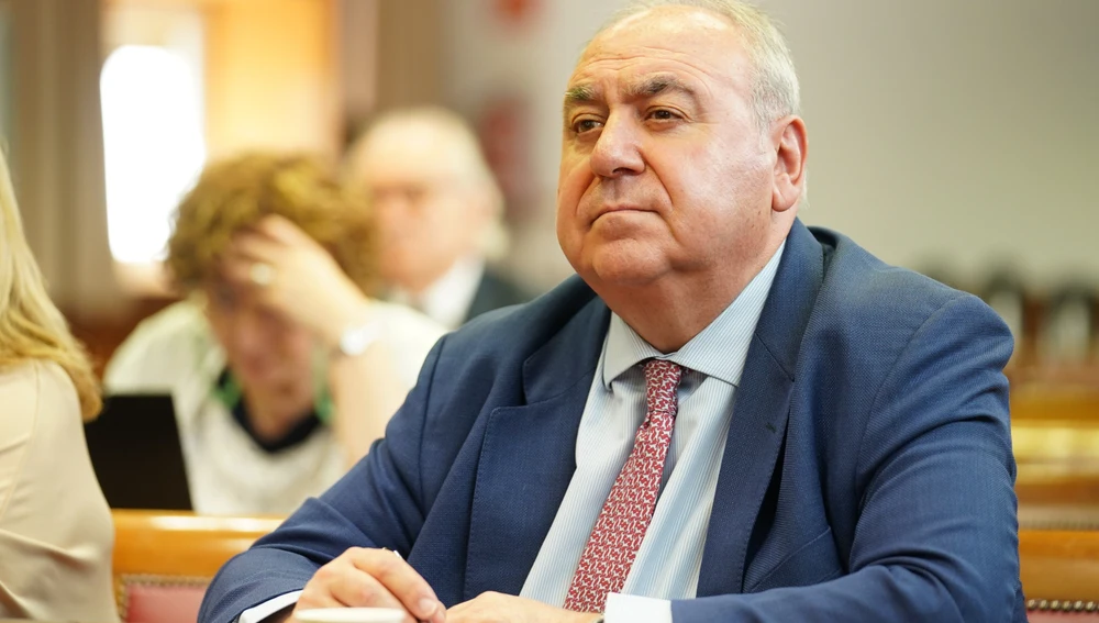 El senador Vicente Tirado pregunta al ministro Bolaños por Paco Salazar en la Comisión CIS del Senado El senador Vicente Tirado pregunta al ministro Bolaños por Paco Salazar en la Comisión CIS del Senado