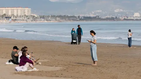 Vista de la playa de las Arenas en Valencia, en uno de estos días de otoño ventosos y con subida de temperaturas. Vista de la playa de las Arenas en Valencia, en uno de estos días de otoño ventosos y con subida de temperaturas.